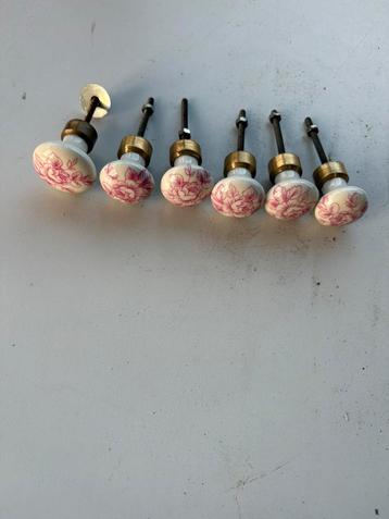 (F) Set van 6 vintage porseleinen meubelknoppen, bloemmotief beschikbaar voor biedingen