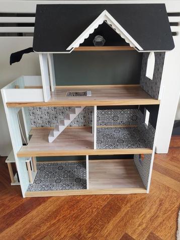 Poppenhuis gerenoveerd  beschikbaar voor biedingen