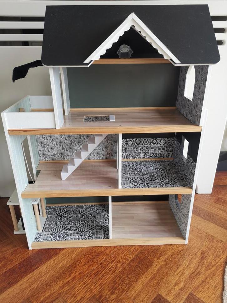 Poppenhuis gerenoveerd, Kinderen en Baby's, Speelgoed | Poppenhuizen, Zo goed als nieuw, Poppenhuis, Ophalen