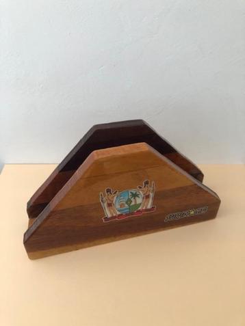 Houten brief / servettenstandaard uit Suriname beschikbaar voor biedingen