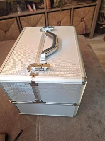 Grijze/zilver  Make-up Koffer Hardcase met slot en sleutels beschikbaar voor biedingen