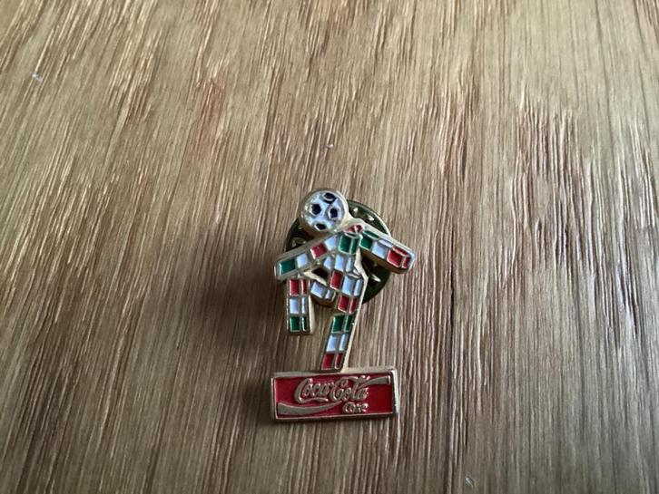 Ciao Pin Coca Cola WK Italië 1990, Sieraden, Tassen en Uiterlijk, Broches, Gebruikt, Overige materialen, Overige kleuren, Minder dan 4 cm