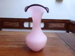 Sierlijke opaline vaas, roze met bordeaux, 29 cm., Ophalen of Verzenden