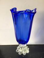 Kobalt blauwe glazen vaas met doorzichtige voet 27,5 cm hoog, Ophalen of Verzenden