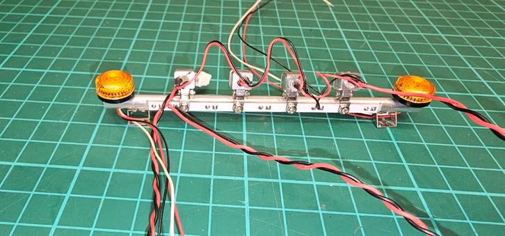 Dakbeugel met Werklichten en Zwaailichten
Voor Tamiya truck, Hobby en Vrije tijd, Modelbouw | Radiografisch | Auto's, Nieuw, Onderdeel