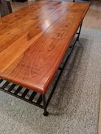 Robuuste salontafel met hardhouten blad en metalen onderstel, Huis en Inrichting, Tafels | Salontafels, Ophalen, Gebruikt, 100 tot 150 cm