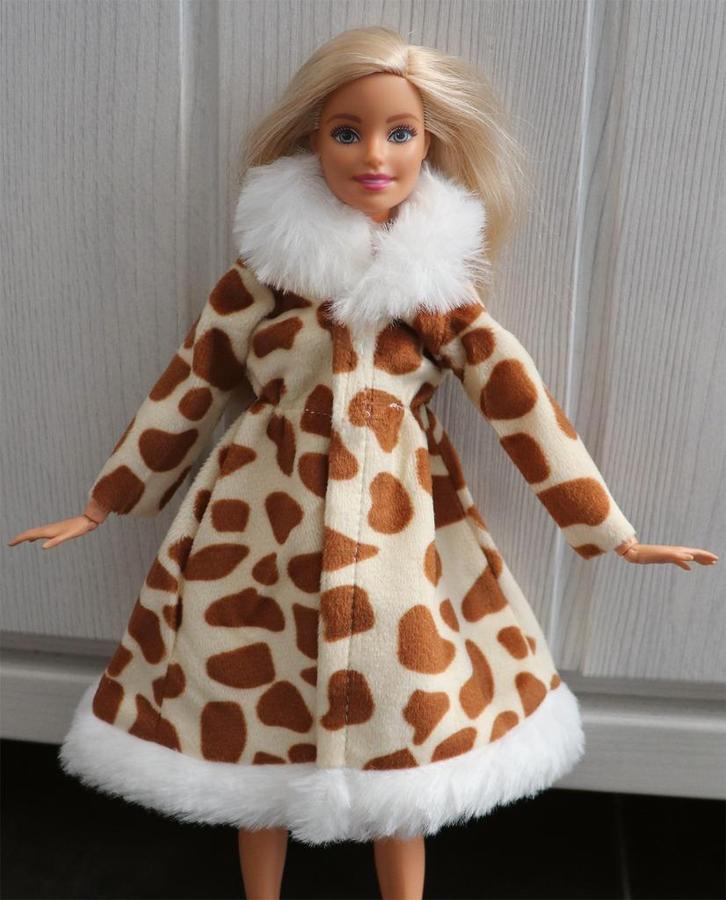 Barbie kleding nieuw - Lange winter jas bont dierenpatroon, Kinderen en Baby's, Speelgoed | Poppen, Nieuw, Barbie, Ophalen of Verzenden