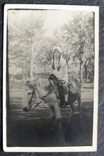 Fotokaart Meisje met vlechten rijdend op een ezel, Verzamelen, Ansichtkaarten | Dieren, Overige soorten, Ongelopen, Voor 1920