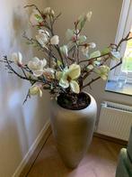 Zijden magnolia’s gehecht op perenboom hout., Ophalen, Gebruikt, Binnen