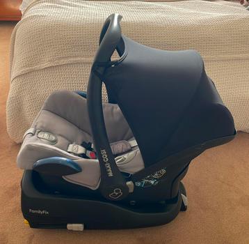 Hele set: Maxi Cosi én Family Fix én verkleiner én voetenzak beschikbaar voor biedingen