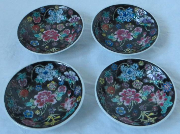 4 Kleine Chinese schaaltjes / schoteltjes. Bloemen. Kerstmis, Huis en Inrichting, Keuken | Servies, Zo goed als nieuw, Bord(en)