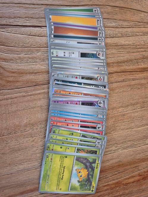 Shrouded Fable Base, No Hits, 001t/m064 FULL, Hobby en Vrije tijd, Verzamelkaartspellen | Pokémon, Zo goed als nieuw, Losse kaart