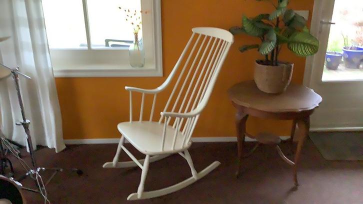 Schommelstoel wit. Schommelt echt heerlijk!, Huis en Inrichting, Stoelen, Gebruikt, Eén, Hout, Wit, Ophalen