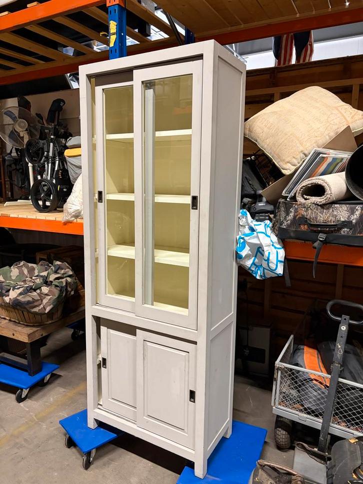 Mooie witte vitrinekast met glazen schuifdeuren, Huis en Inrichting, Kasten | Buffetkasten, Zo goed als nieuw, 150 tot 200 cm