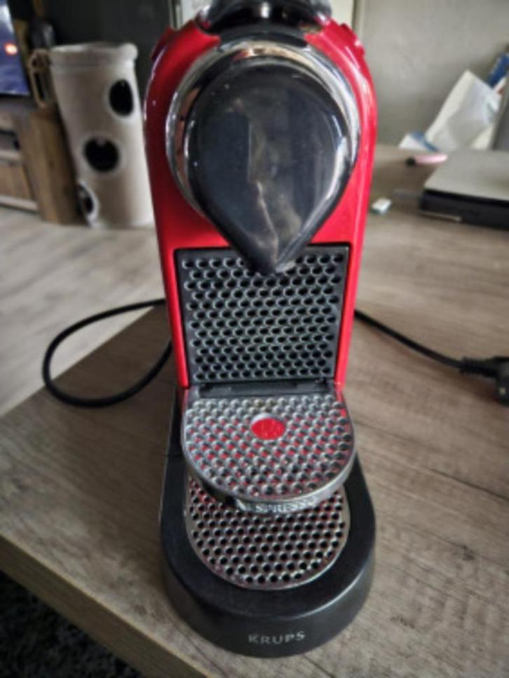Zgan Krups Nespresso Citiz - Koffiecupmachine - Rood..., Witgoed en Apparatuur, Koffiezetapparaten, Zo goed als nieuw, Koffiepads en cups