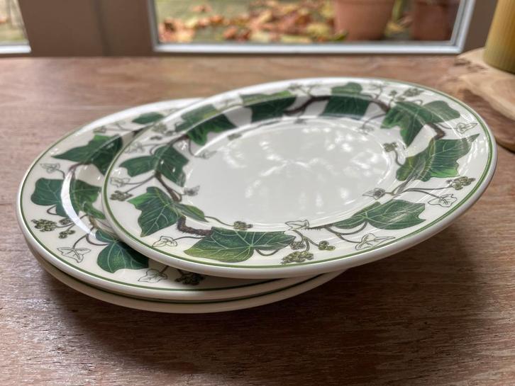 Drie Wedgwood Napoleon Ivy gebaksbordjes, Antiek en Kunst, Antiek | Servies los, Ophalen of Verzenden