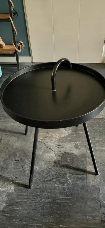 Zwarte bijzettafel  beschikbaar voor biedingen