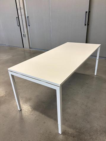 in hoogte verstelbare bureau tafels, werktafel beschikbaar voor biedingen