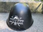 KNIL helm omgebouwd tot brandweerhelm met embleem TOP stuk., Ophalen of Verzenden, Landmacht, Nederland, Helm of Baret
