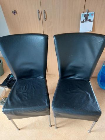 Zwarte stoelen beschikbaar voor biedingen