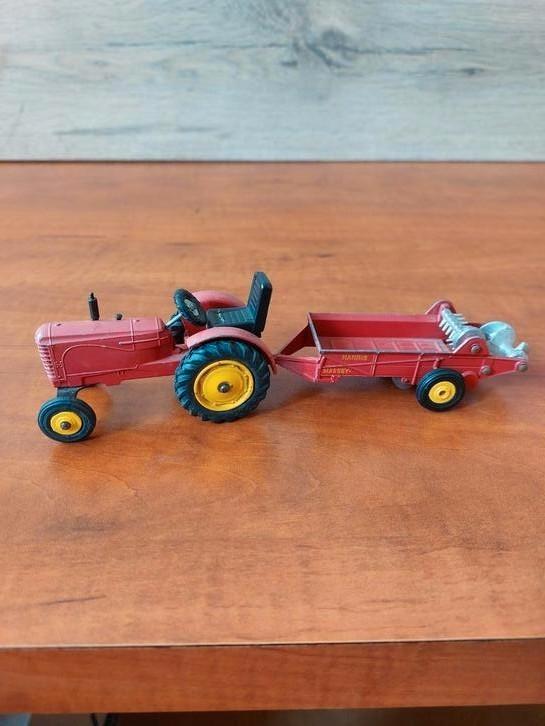 MASSEY HARRIS TREKKER MET MESTSTROOIER, Hobby en Vrije tijd, Modelauto's | 1:43, Gebruikt, Tractor of Landbouw, Dinky Toys, Ophalen of Verzenden