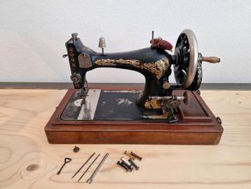 Vintage Singer Naaimachine met Houten Koffer beschikbaar voor biedingen