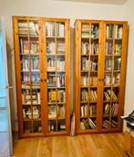 Twee vitrinekasten met glazen deuren, Ophalen, Gebruikt, 100 tot 150 cm, 25 tot 50 cm