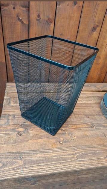 Zwarte metalen prullenbak beschikbaar voor biedingen