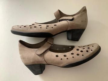Lichtgrijze opengewerkte ARCHE schoenen met bandjes. Maat 38 beschikbaar voor biedingen