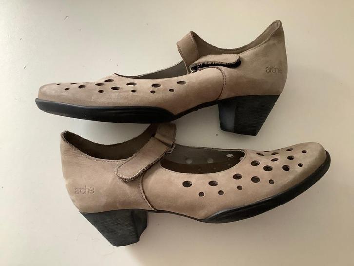 Lichtgrijze opengewerkte ARCHE schoenen met bandjes. Maat 38, Kleding | Dames, Schoenen, Zo goed als nieuw, Grijs, Ophalen of Verzenden