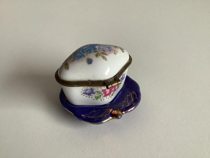 leuk oud pillendoosje uit porseleiun, Antiek en Kunst, Curiosa en Brocante, Ophalen of Verzenden