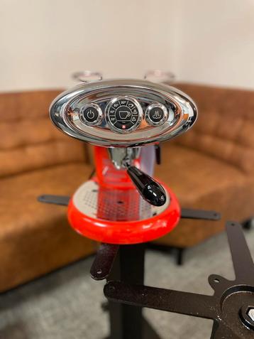 X7.1 ROOD – IPERESPRESSO KOFFIEMACHINE met melkopschuimer beschikbaar voor biedingen