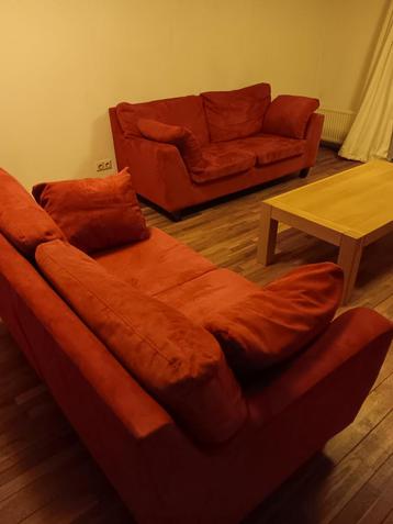 Gratis rood bankstel + salontafel beschikbaar voor biedingen