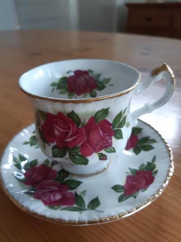 Kop en schotel beschikbaar voor biedingen