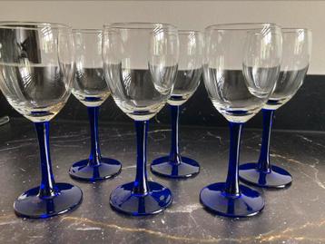 6 wijnglazen met donkerblauwe voet beschikbaar voor biedingen