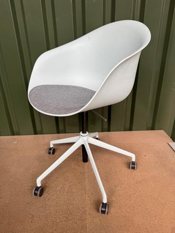 Allermuir kin tub chair haze blue beschikbaar voor biedingen