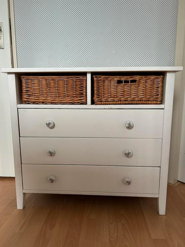 Wit houten ladenkastje met drie laden en rieten manden, Huis en Inrichting, Kasten | Ladekasten, Gebruikt, Minder dan 100 cm, 50 tot 100 cm