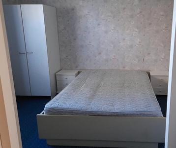 Gratis 2 bedden en 2 kasten beschikbaar voor biedingen