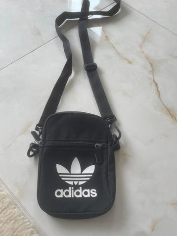 Adidas heuptasje beschikbaar voor biedingen