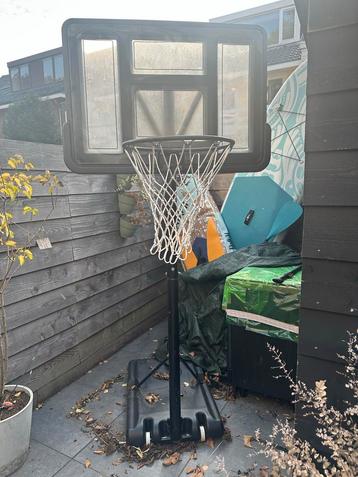 Verstelbare basketbalpaal met netje beschikbaar voor biedingen