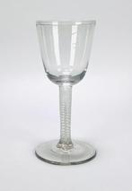 1033. Slingerglas, 18e eeuw, Engeland