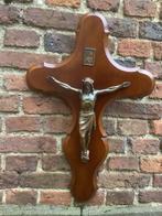 Houten kruis met Jezus — tekst: INRI, Ophalen