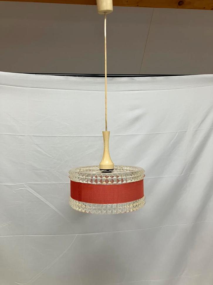 Vintage acryl kunststof hanglamp met prisma patroon, rood, Huis en Inrichting, Lampen | Hanglampen, Gebruikt, Minder dan 50 cm