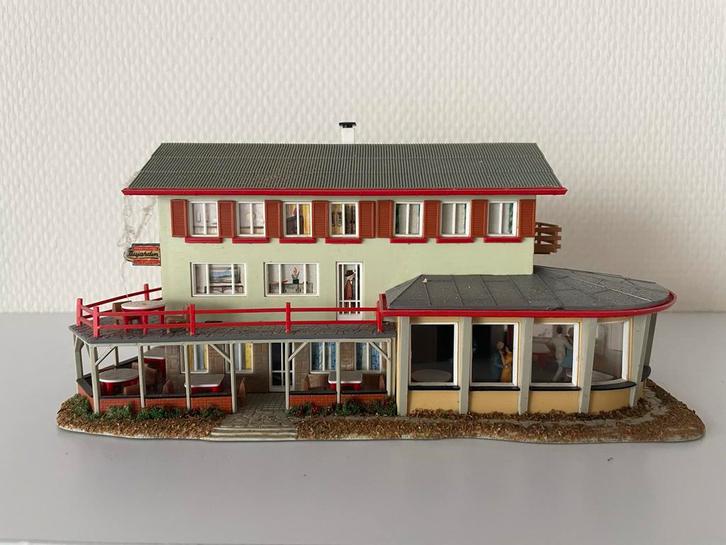 Faller HO Hotel - Gedetailleerd Model, Hobby en Vrije tijd, Modeltreinen | H0, Zo goed als nieuw, Brug, Tunnel of Gebouw, Gelijkstroom of Wisselstroom