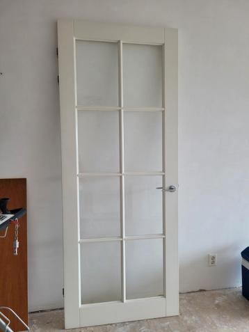 Deur met glas beschikbaar voor biedingen