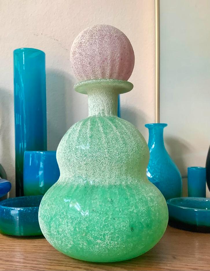 Italiaanse groene glazen fles met roze stop., Antiek en Kunst, Antiek | Glas en Kristal, Ophalen of Verzenden