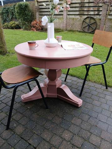 Tafel oudroze beschikbaar voor biedingen