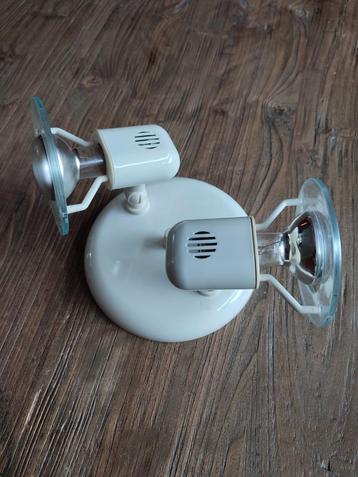 Witte spot met twee lampjes beschikbaar voor biedingen
