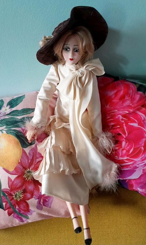Sofa doll in mooie uitvoering 62 cm, Verzamelen, Poppen, Pop, Ophalen of Verzenden