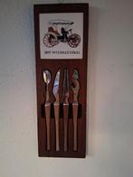 Vintage Bestekset met 1907 Auto Tegel, Antiek en Kunst, Antiek | Bestek, Ophalen